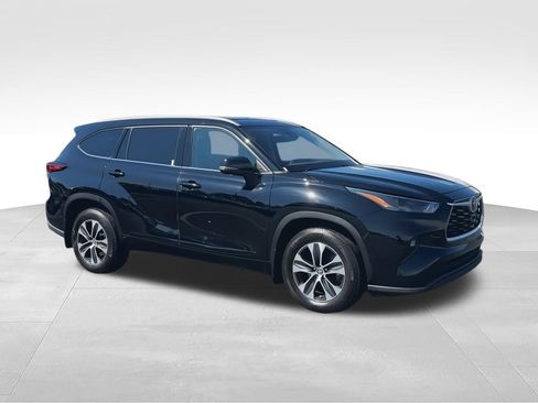 Used 2022 Toyota Highlander XLE AWD/4WD image 2
