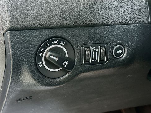 Used 2017 Chrysler 300 C image 10