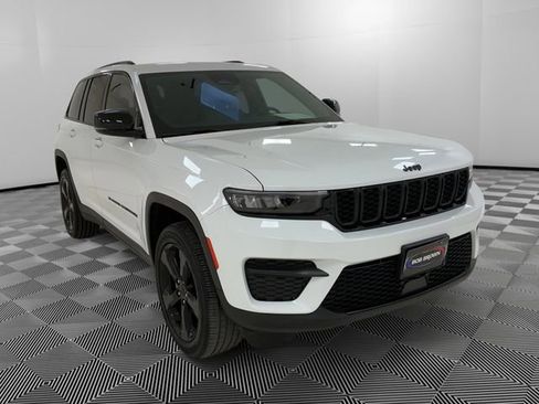 Used 2023 Jeep Grand Cherokee Altitude AWD/4WD image 7