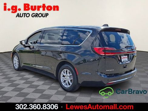 Used 2023 Chrysler Pacifica Touring-L FWD image 4