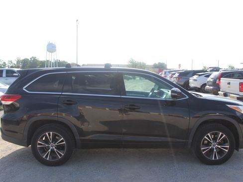 Used 2017 Toyota Highlander LE w/ Carpet Mat Package FWD image 7