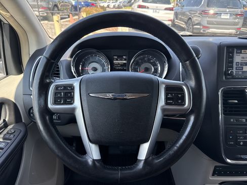 Used 2011 Chrysler Town & Country Touring-L w/ Entertainment Group #2 FWD image 17