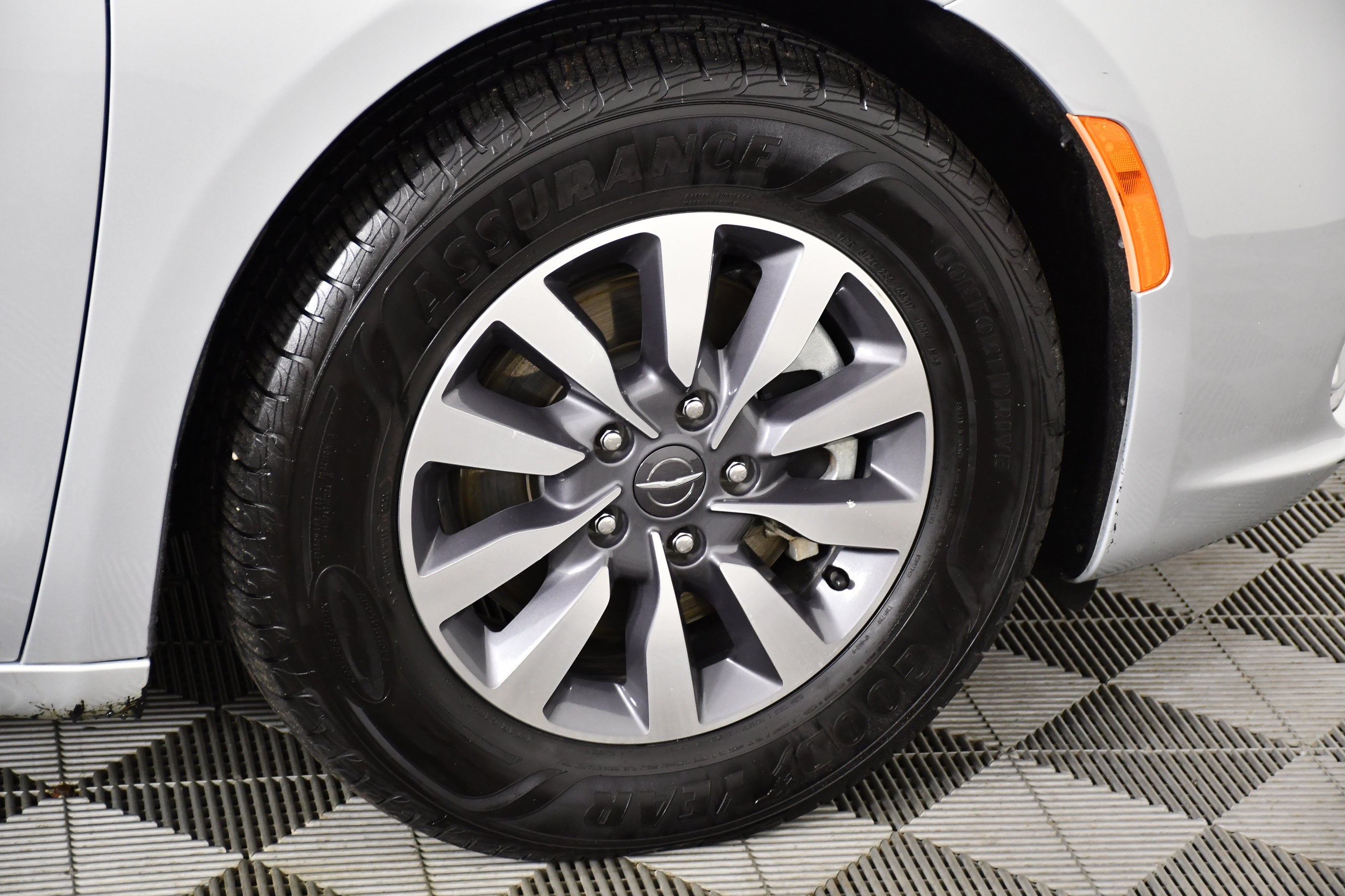 Used 2023 Chrysler Pacifica Touring-L FWD image 53