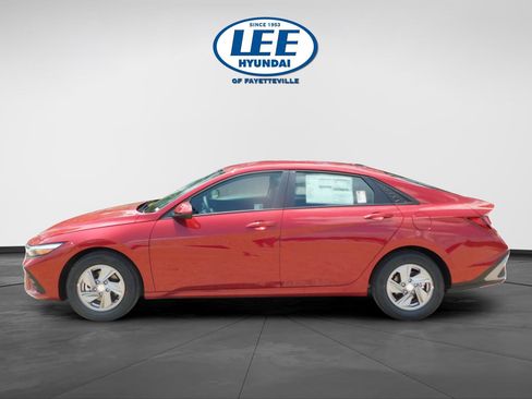 Used 2025 Hyundai Elantra SE FWD image 6