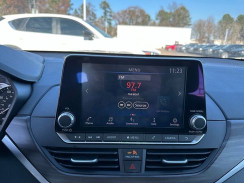 Used 2024 Nissan Altima 2.5 SV image 11