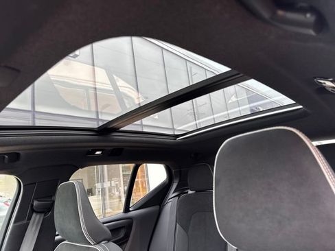 Certified 2025 Volvo XC40 B5 Plus AWD/4WD image 27