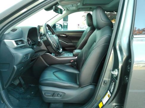 Used 2020 Toyota Highlander XLE image 17