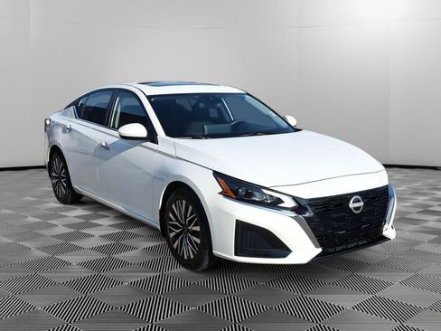 Used 2023 Nissan Altima 2.5 SV w/ SV Premium Package FWD image 9
