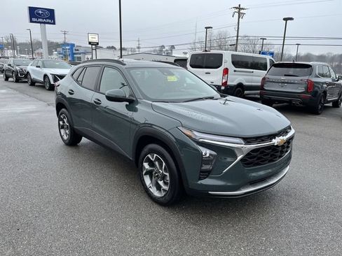New 2026 Chevrolet Trax LT w/ Sunroof Package FWD image 10