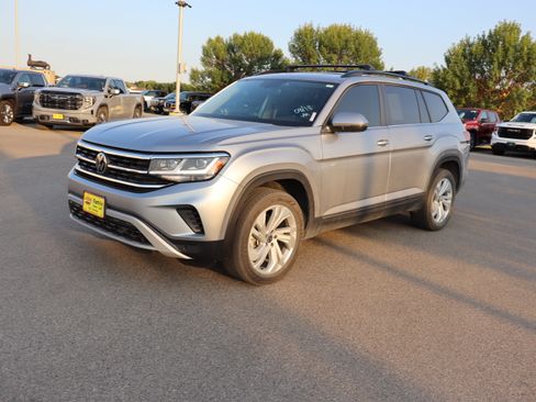 Used 2023 Volkswagen Atlas SE w/ Panoramic Sunroof Package AWD/4WD image 3