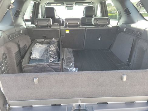 New 2025 Land Rover Discovery Metropolitan Edition image 10