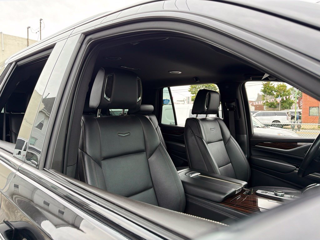 Used 2023 Cadillac Escalade Luxury AWD/4WD image 16