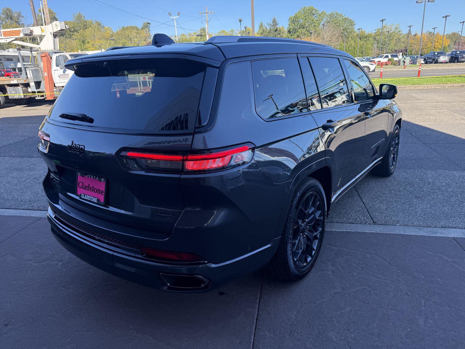 Used 2023 Jeep Grand Cherokee L Summit AWD/4WD image 6