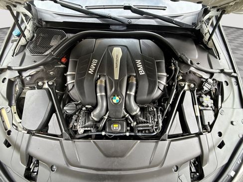 Used 2017 BMW 750i RWD image 18
