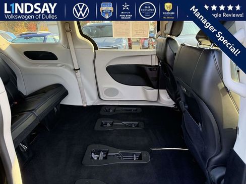 Used 2023 Chrysler Pacifica Touring-L image 12