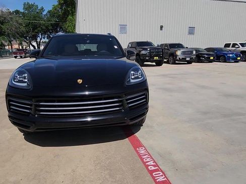 Used 2022 Porsche Cayenne AWD/4WD image 3