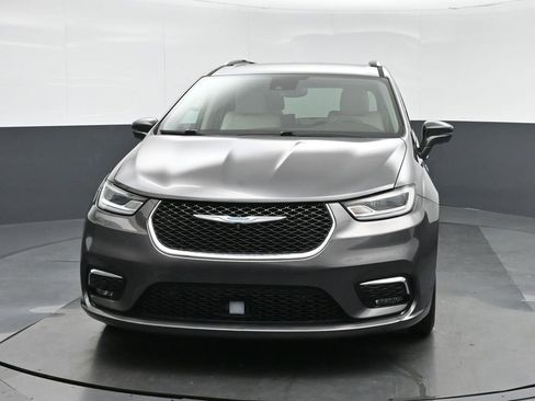 Used 2021 Chrysler Pacifica Touring-L image 2