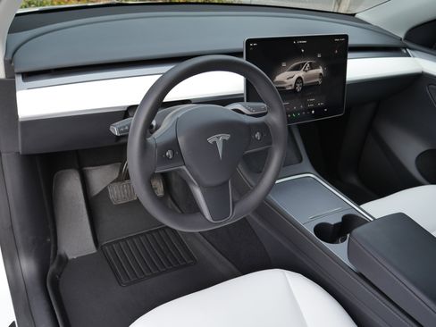 Used 2023 Tesla Model Y Long Range image 4