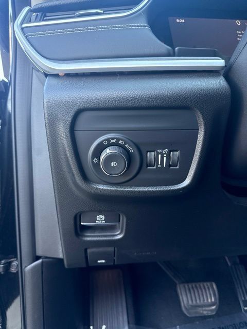 Used 2023 Jeep Grand Cherokee Limited w/ Luxury Tech Group II AWD/4WD image 28
