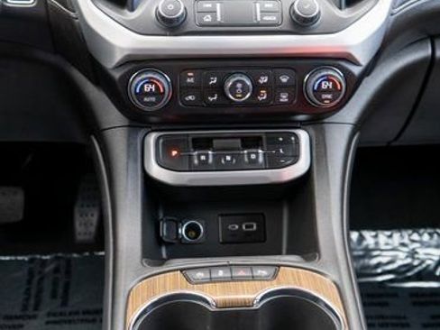 Used 2023 GMC Acadia SLE image 16