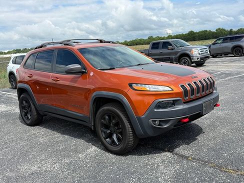 Used 2016 Jeep Cherokee Trailhawk w/ Cold Weather Group AWD/4WD image 2