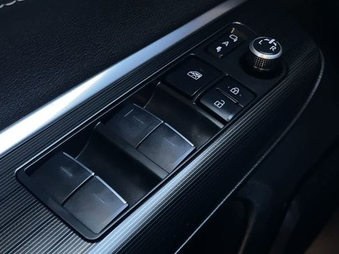 Used 2022 Toyota Venza XLE image 22