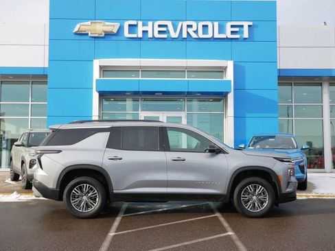 Used 2025 Chevrolet Traverse LT image 25