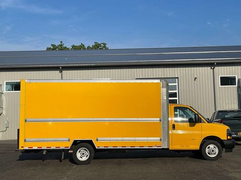 Used 2021 GMC Savana 3500 Extended w/ Power Convenience Package RWD image 9