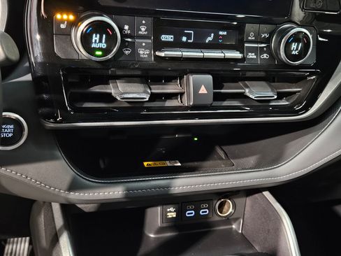 Used 2024 Toyota Highlander XLE image 32