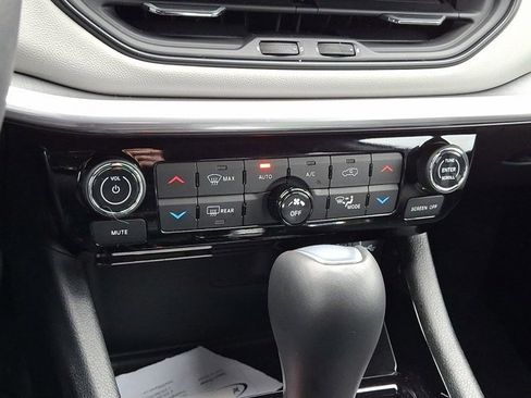 Certified 2024 Jeep Compass Limited image 18