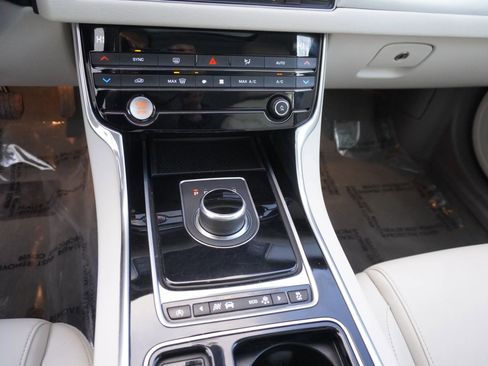 Used 2017 Jaguar XF Premium image 18