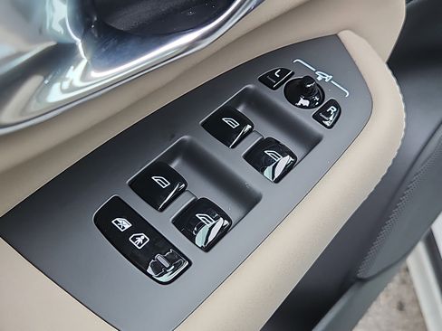 New 2026 Volvo XC90 B6 Plus w/ Protection Package Premier image 18