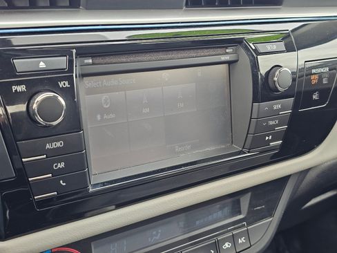 Used 2014 Toyota Corolla LE image 32