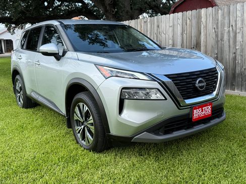 Used 2023 Nissan Rogue SV image 2