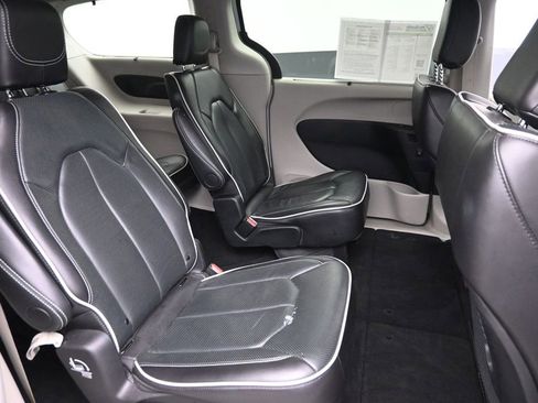 Used 2024 Chrysler Pacifica Limited FWD image 10