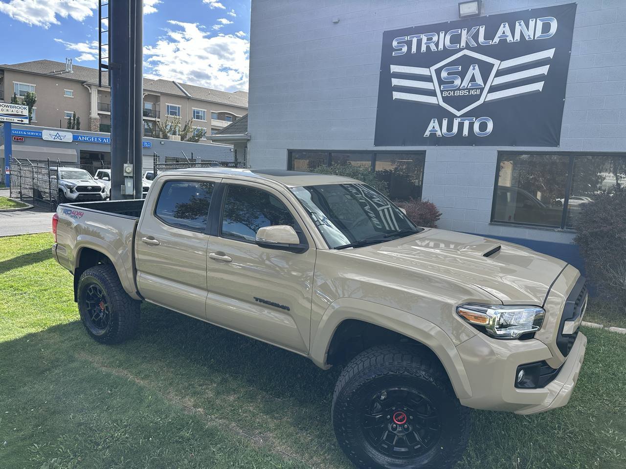 Used 2016 Toyota Tacoma TRD Sport AWD/4WD image 2