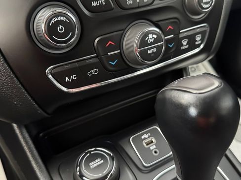 Used 2022 Jeep Cherokee Latitude Lux w/ Sun & Sound Group AWD/4WD image 27