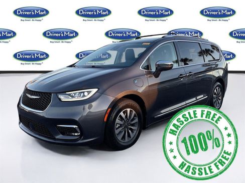 Used 2021 Chrysler Pacifica Limited w/ Uconnect Theater Family Group image 3