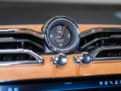 Used 2023 Bentley Bentayga V8 image 34