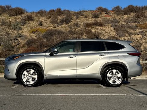 Used 2023 Toyota Highlander LE image 9
