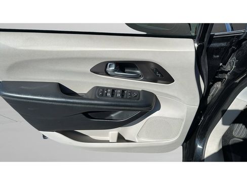 Used 2018 Chrysler Pacifica Limited FWD image 11