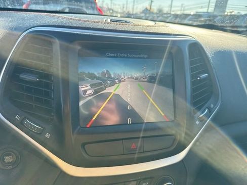 Used 2017 Jeep Cherokee Limited image 18