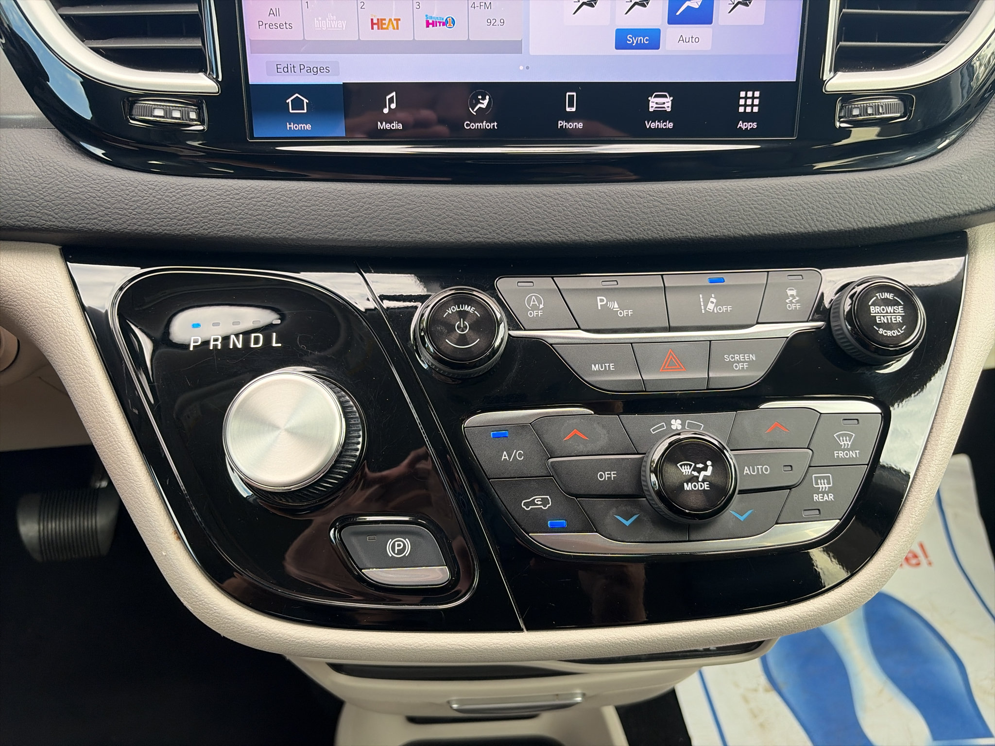 Used 2024 Chrysler Pacifica Touring-L FWD image 17