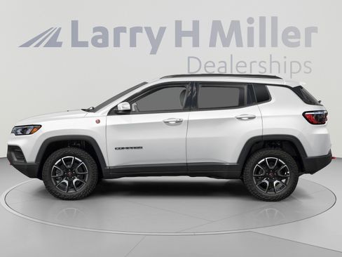 Used 2024 Jeep Compass Trailhawk AWD/4WD image 7