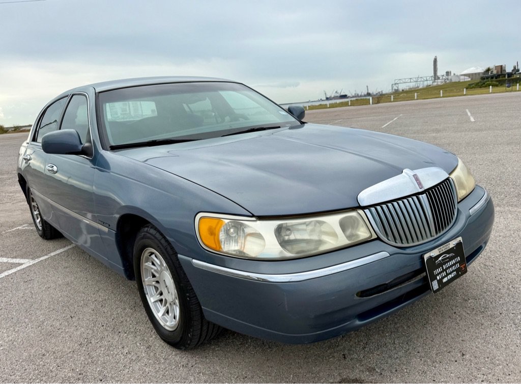 Used 1999 Lincoln Town Car Signature RWD image 3