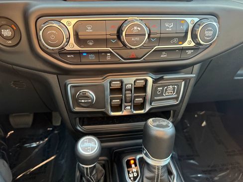 Used 2023 Jeep Wrangler Unlimited Sahara AWD/4WD image 33