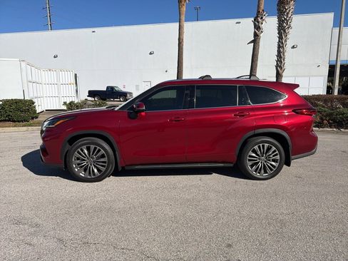 Used 2021 Toyota Highlander Platinum image 2