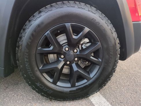 Used 2017 Jeep Cherokee Trailhawk w/ Cold Weather Group image 24