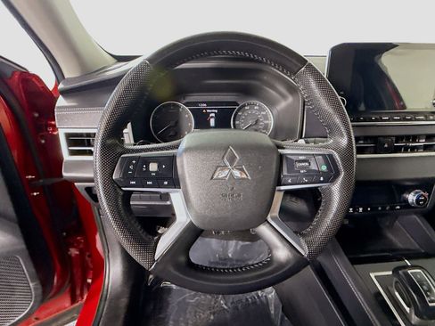 Used 2023 Mitsubishi Outlander SE Black Edition image 13