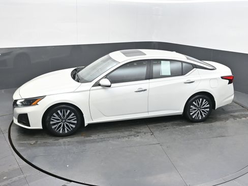 Used 2023 Nissan Altima 2.5 SV w/ SV Premium Package image 32